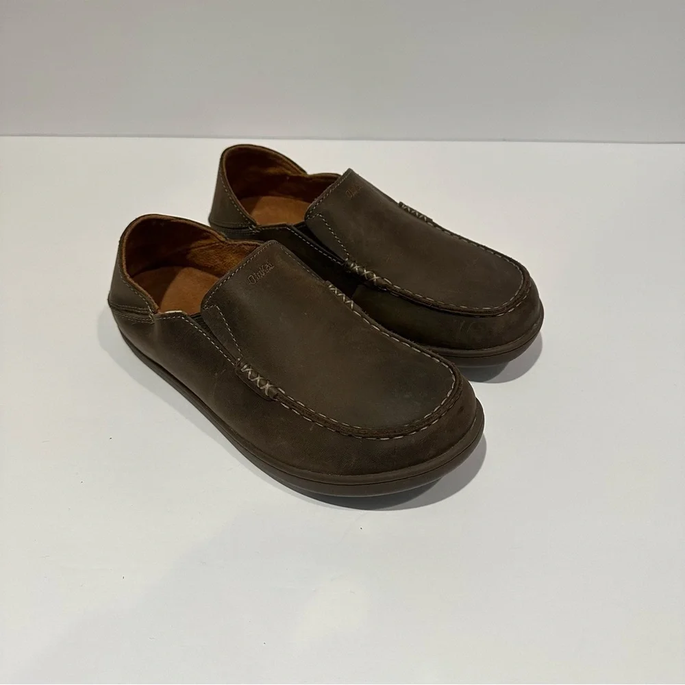 Olukai Moloa Boy's Leather Slip on shoe in a dark wood Color